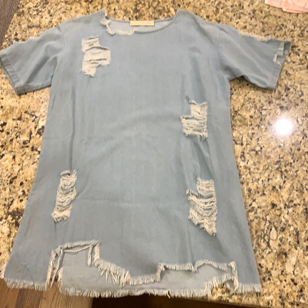 Magnolia South short sleeve light wash blue Jean dress. Distressed.